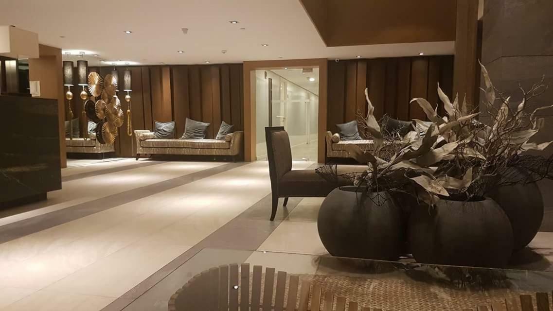 Azure Urban Resort Maui Unit Манила Экстерьер фото